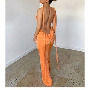 Dress used for photos. Dress still has tags. 1 of the long strings has damage